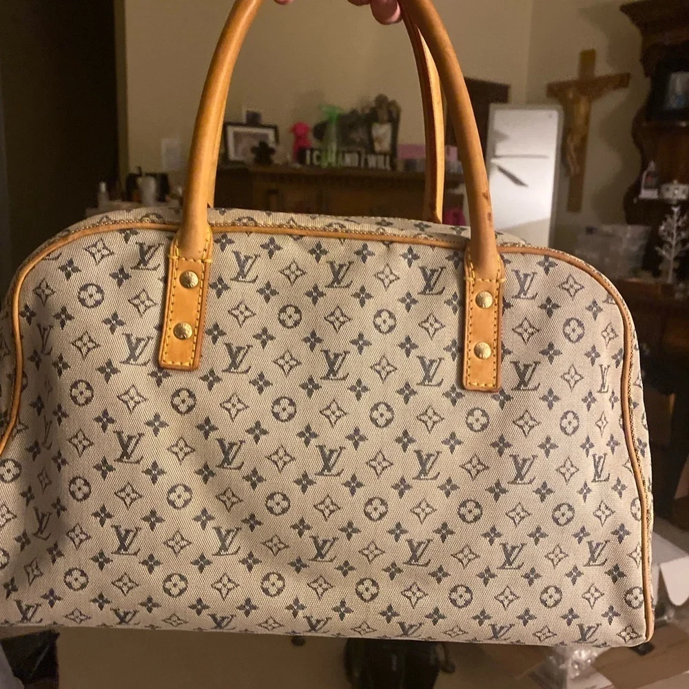 Authentic Louis Vuitton Marie in excellent condition. A condition